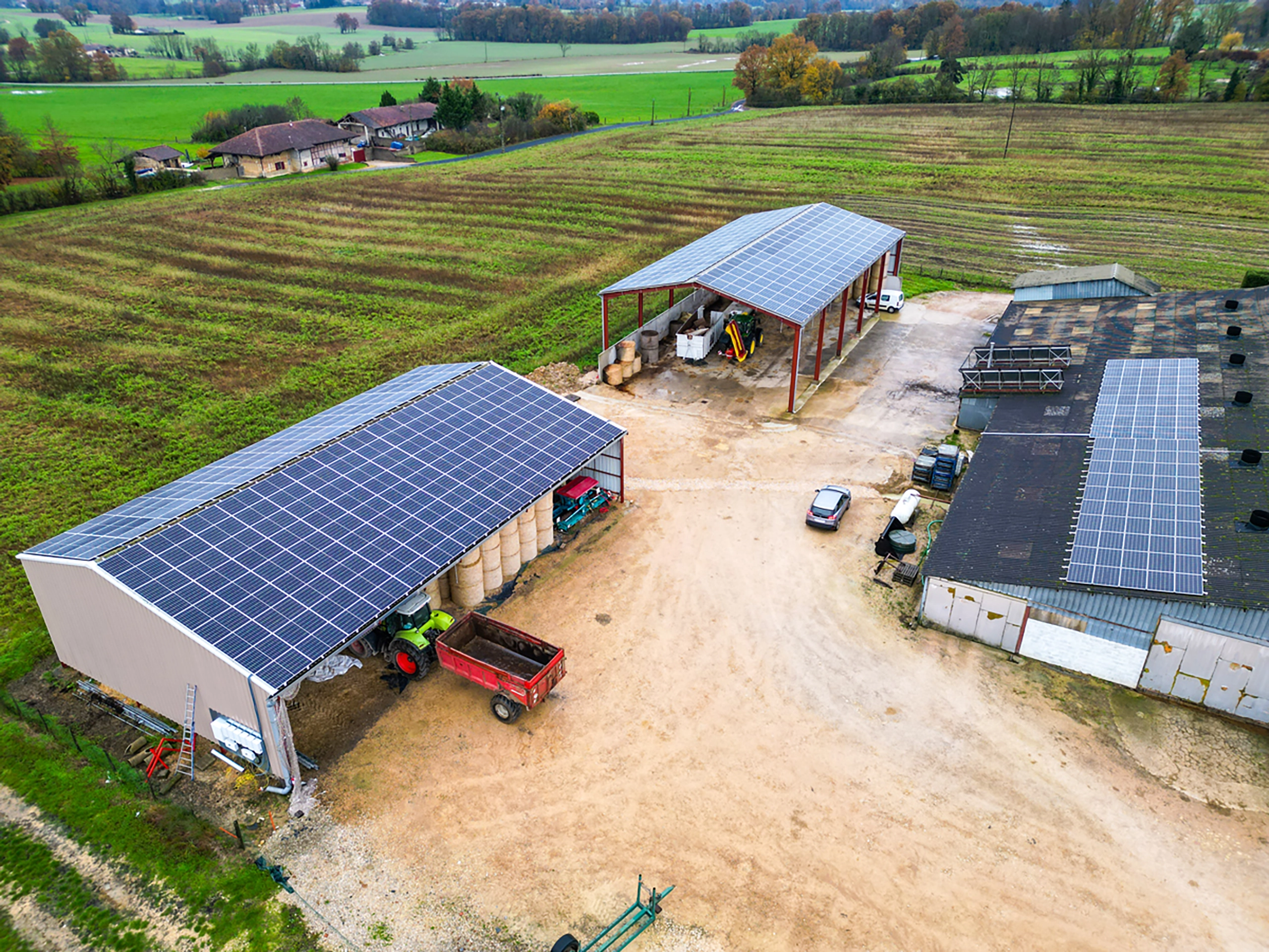 Exploitant agricole échangeant avec un technicien Planète Plus