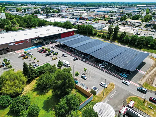 Technicien Planète Plus installant une ombrière<br />
photovoltaïque sur un parking d’entreprise